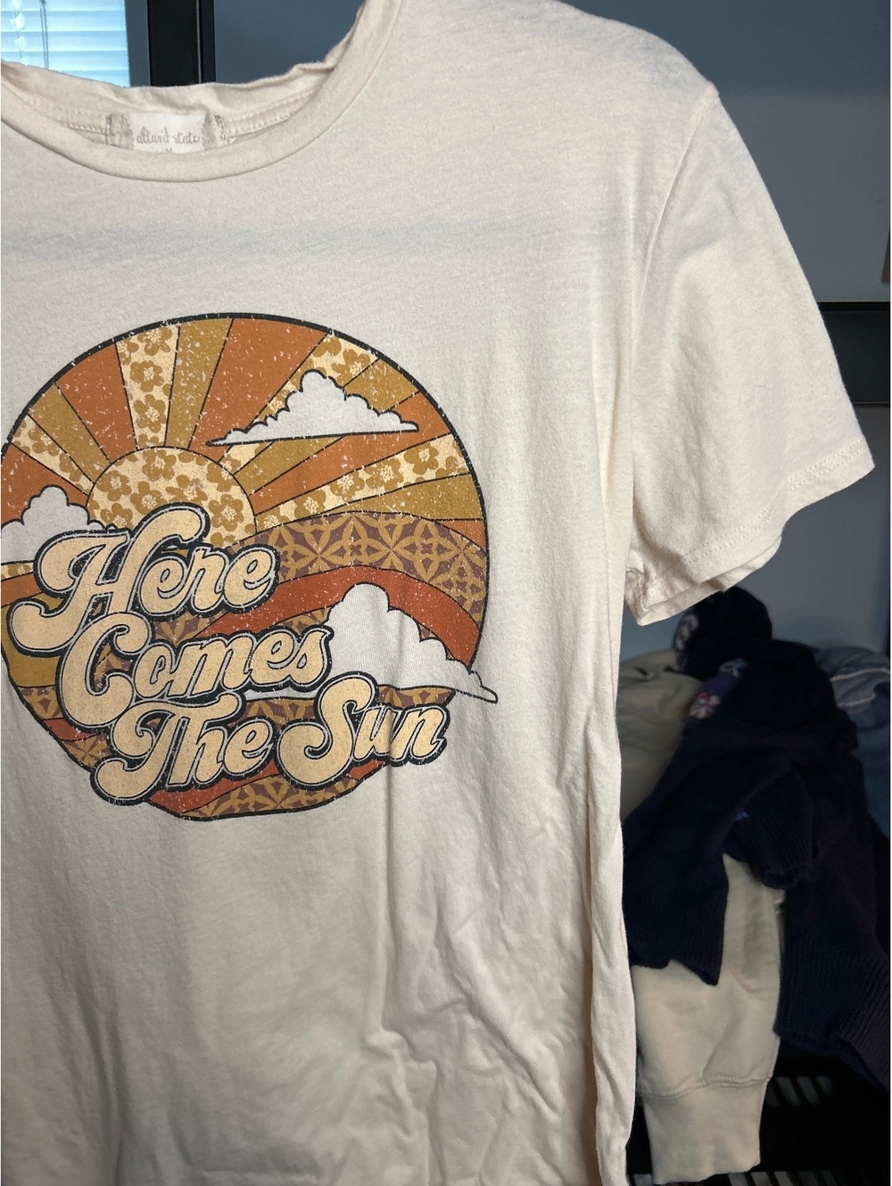 Island State 'Here Comes The Sun' Graphic T-Shirt Medium